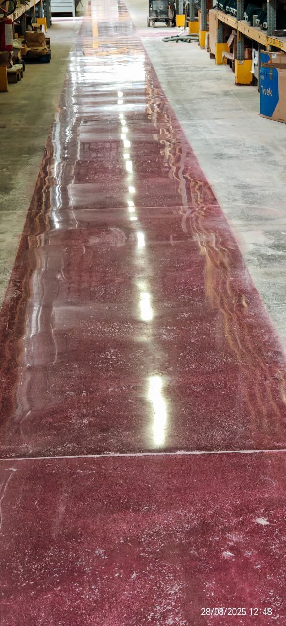 Realizzazione di zone di transito muletti con trattamento e colorazione rossa su cemento industriale