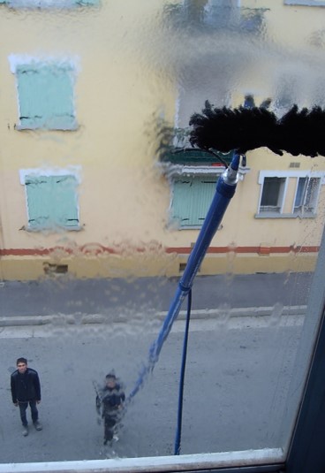 Pulizia con asta in carbonio e acqua demineralizzata